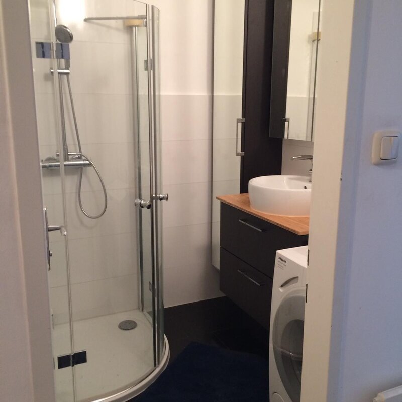 Ohne Waschmaschine (Aber es befindet sich eine Waschmaschine zur allgemeinen Benutzung im Gemeinschaftskeller.)