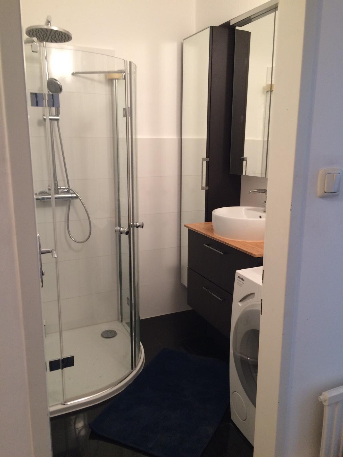 Ohne Waschmaschine (Aber es befindet sich eine Waschmaschine zur allgemeinen Benutzung im Gemeinschaftskeller.)