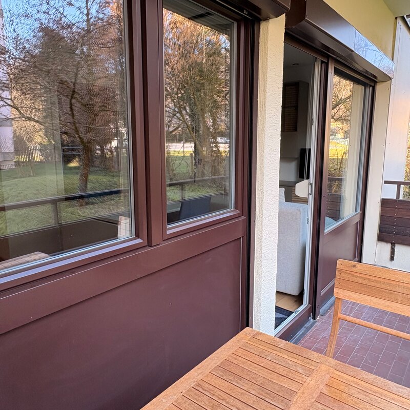 Balkon mit Tisch