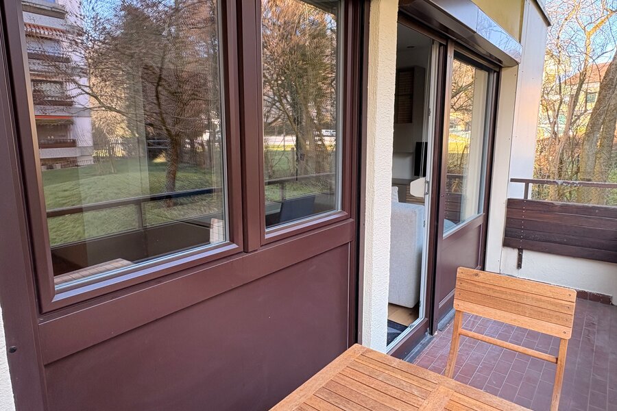 Balkon mit Tisch