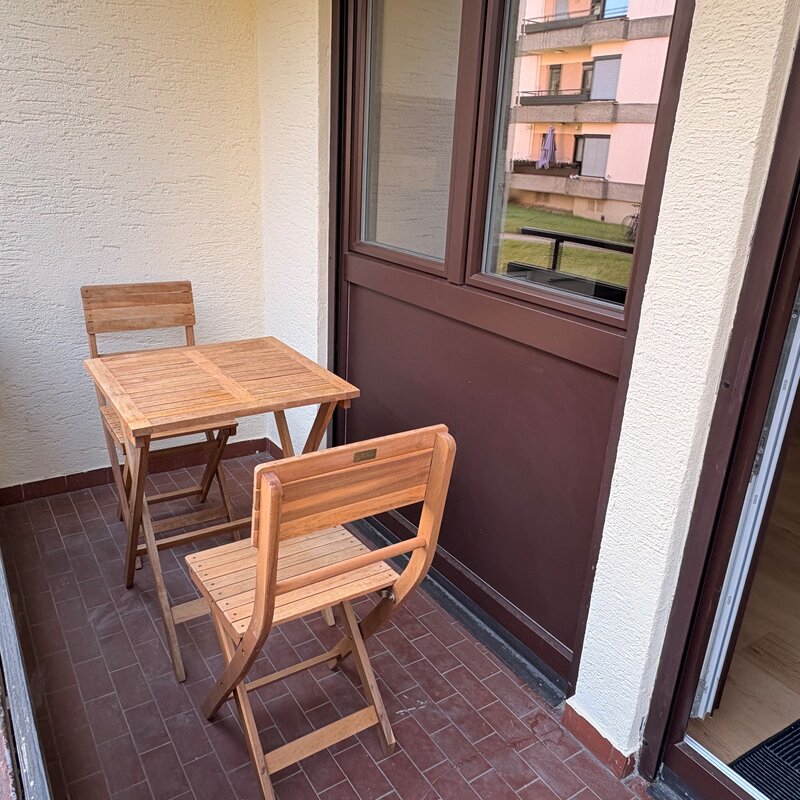 Balkon mit Tisch