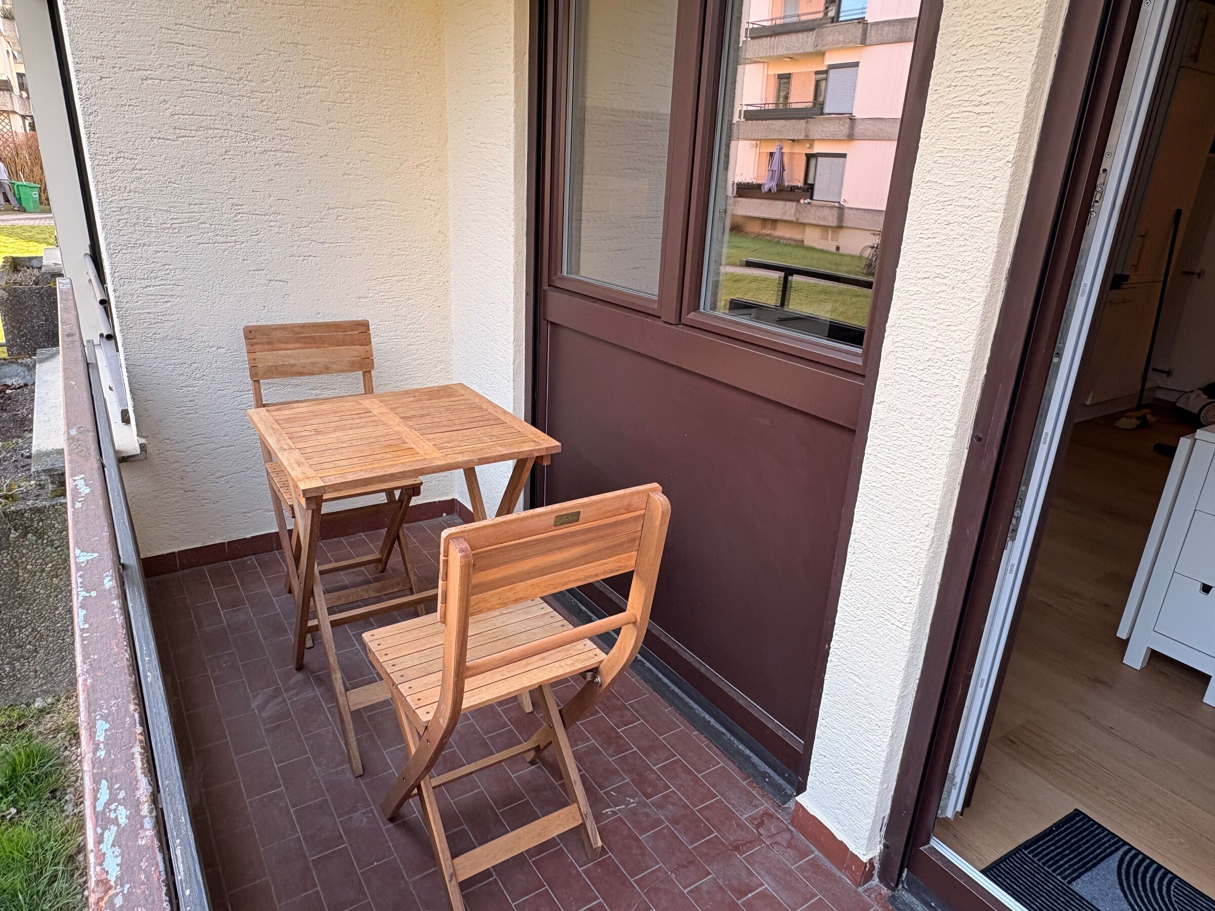 Balkon mit Tisch