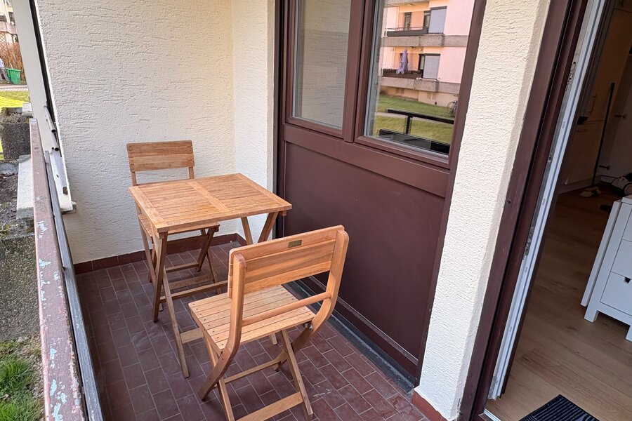 Balkon mit Tisch