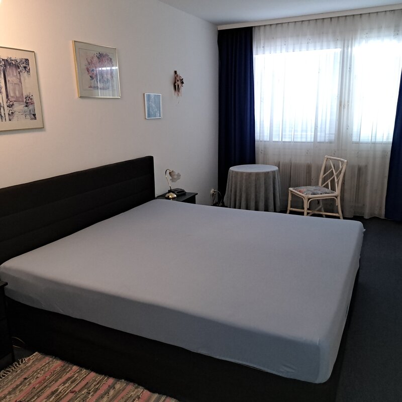 Bright bedroom with double bed – 3-room apartment, short-term rental, temporary housing for 1 to 6 months, Vienna
