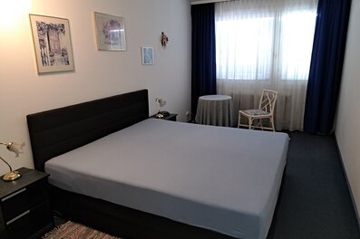 Bright bedroom with double bed – 3-room apartment, short-term rental, temporary housing for 1 to 6 months, Vienna