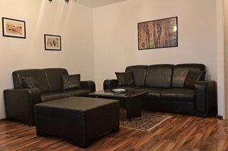 Helles Wohnzimmer mit schwarzen Ledersofas – 3-Zimmer Wohnung zur Kurzzeitmiete, Wohnen auf Zeit 1 bis 6 Monate, Wien