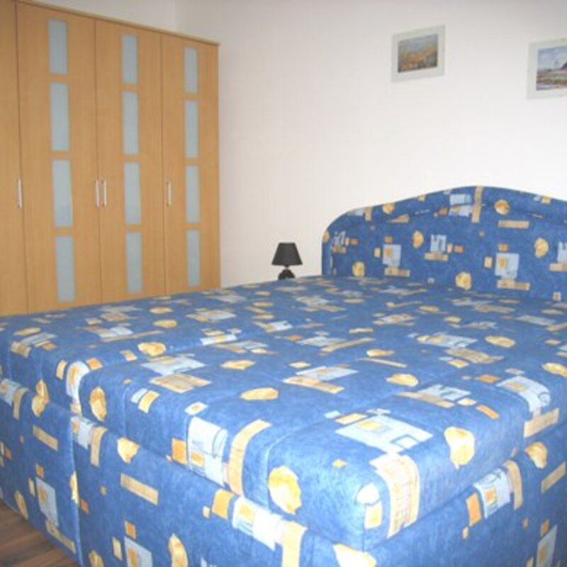 Schlafzimmer mit Doppelbett