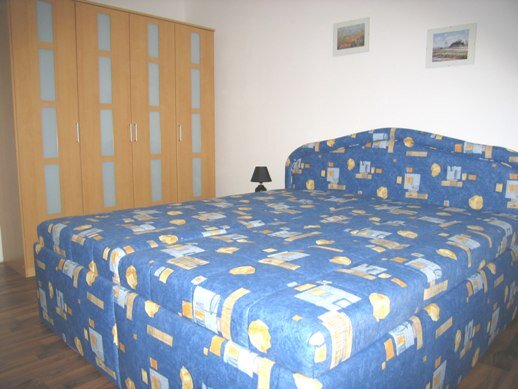 Schlafzimmer mit Doppelbett