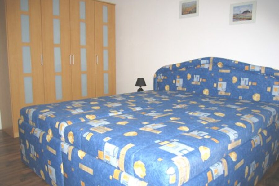 Schlafzimmer mit Doppelbett