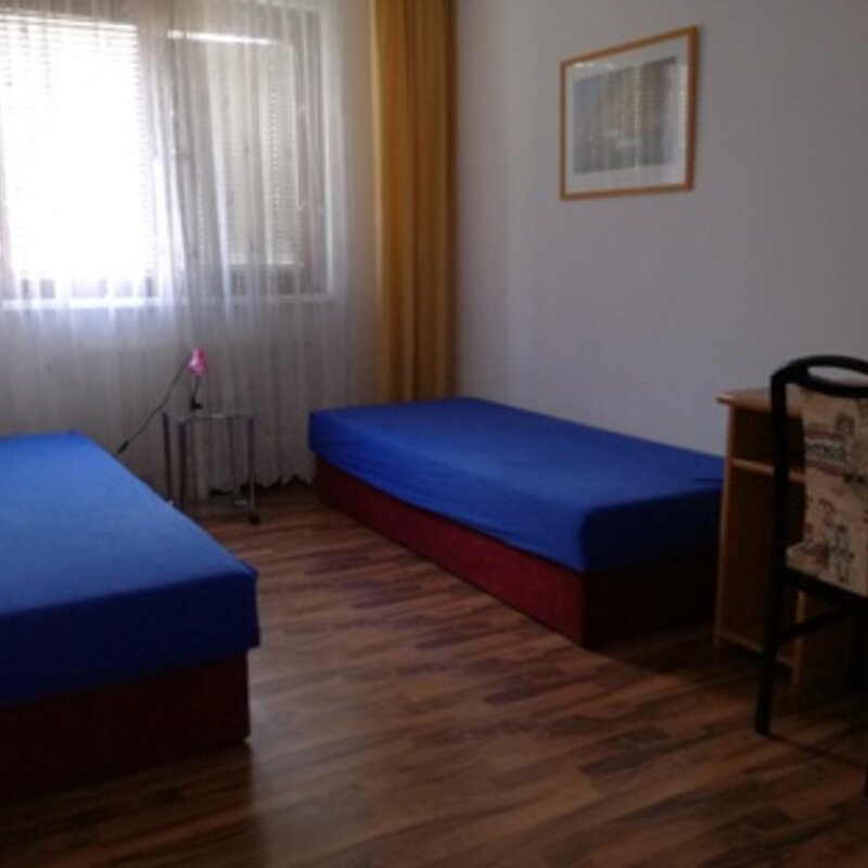 Schlafzimmer mit 2 Einzelbetten und Schreibtisch