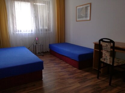 Schlafzimmer mit 2 Einzelbetten und Schreibtisch