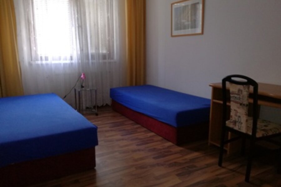 Schlafzimmer mit 2 Einzelbetten und Schreibtisch