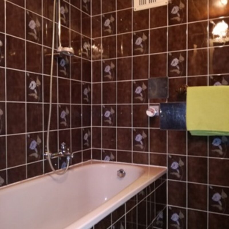 Badezimmer mit Wanne und Dusche