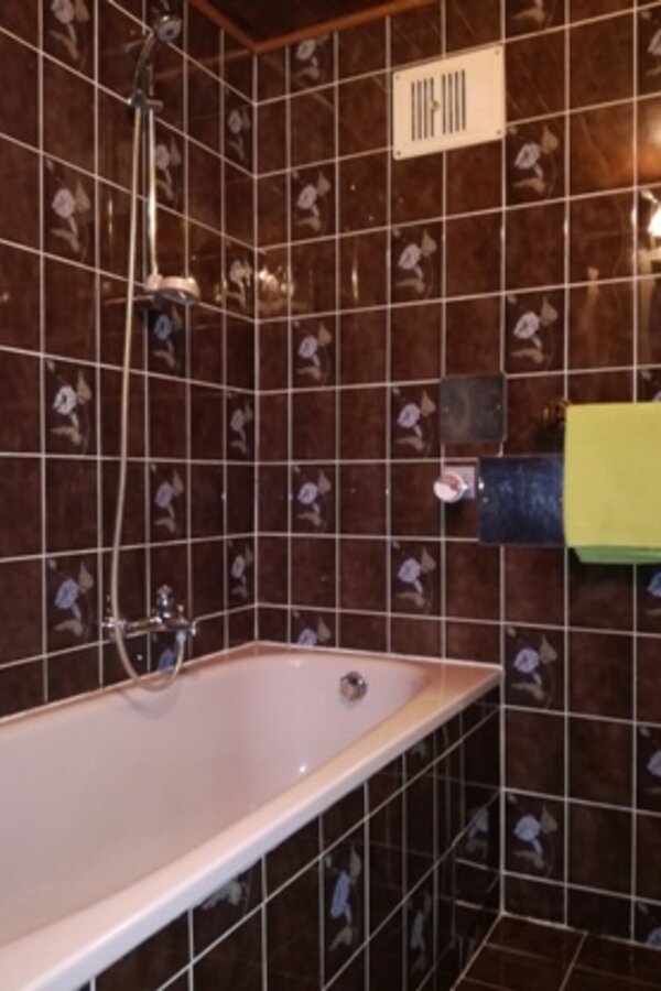 Badezimmer mit Wanne und Dusche