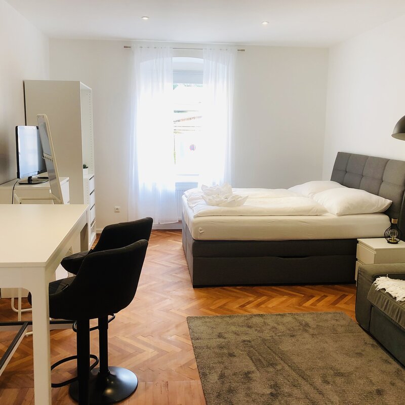 Bright 1-room apartment with parquet & workspace – short-term rental Gmunden, temporary housing for 1 to 6 months
