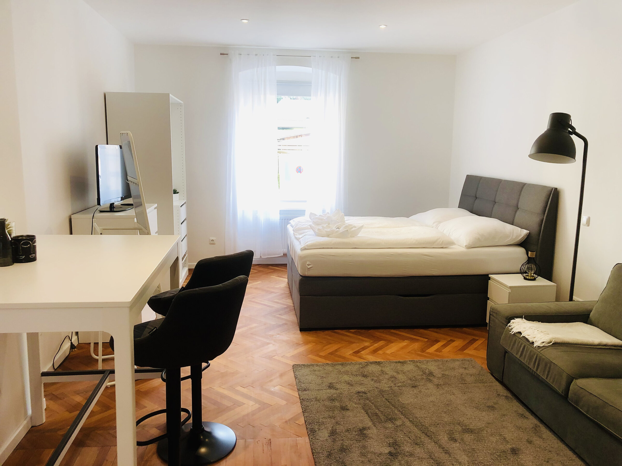 Bright 1-room apartment with parquet & workspace – short-term rental Gmunden, temporary housing for 1 to 6 months