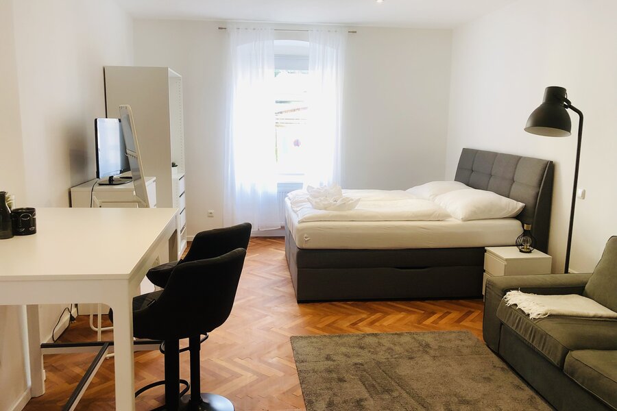 Bright 1-room apartment with parquet & workspace – short-term rental Gmunden, temporary housing for 1 to 6 months