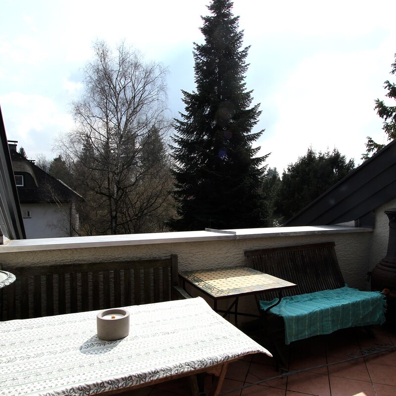Balcony terrace with green view – 4-room apartment, short-term rental & temporary housing for 1 to 6 months in Salzburg | © Harald Suitner