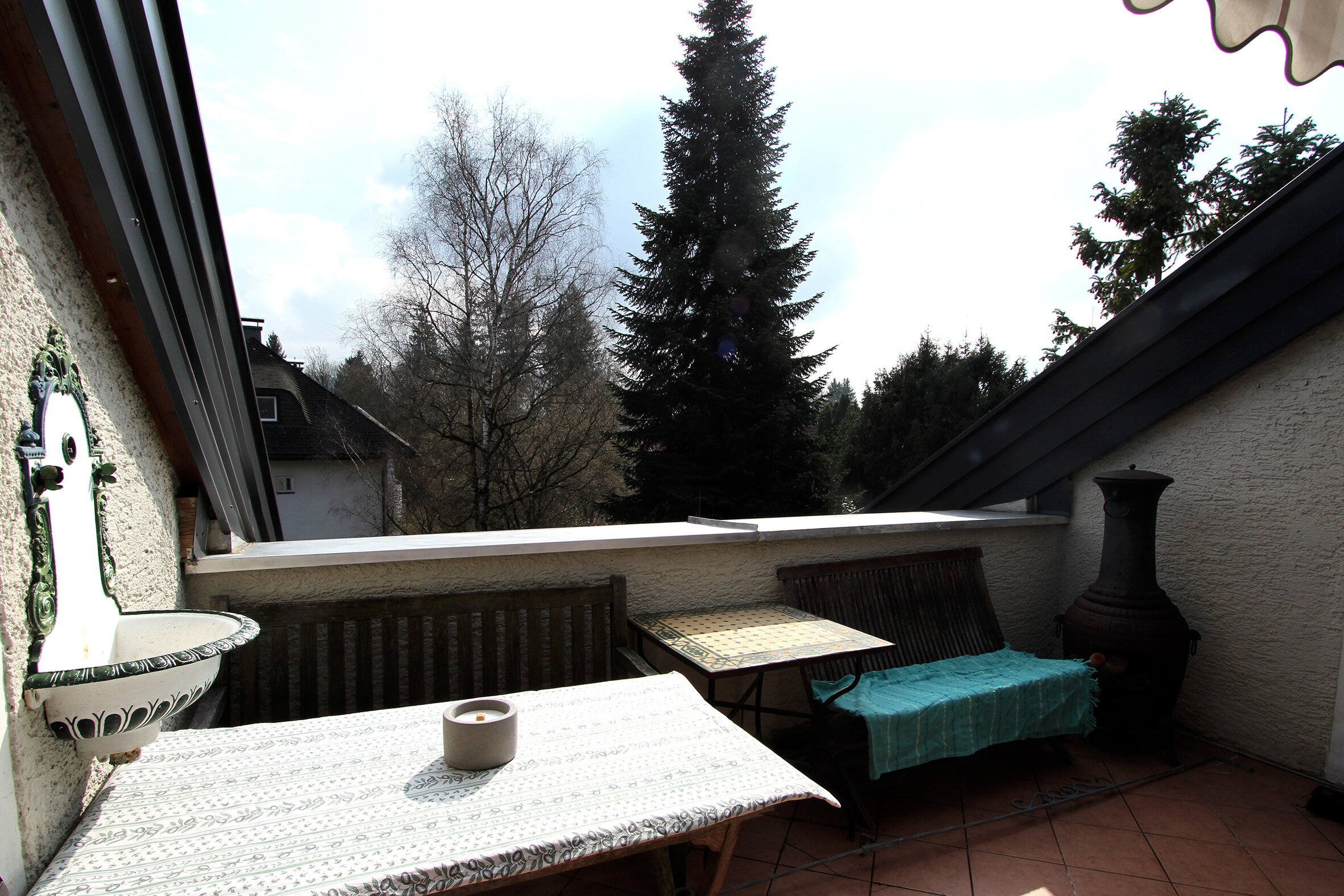 Balcony terrace with green view – 4-room apartment, short-term rental & temporary housing for 1 to 6 months in Salzburg | © Harald Suitner
