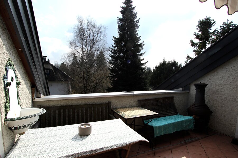 Balcony terrace with green view – 4-room apartment, short-term rental & temporary housing for 1 to 6 months in Salzburg | © Harald Suitner