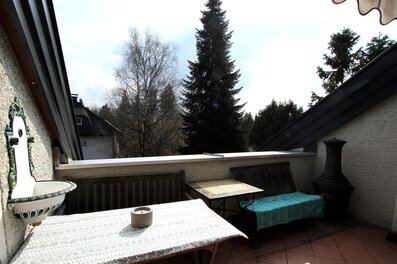 Balcony terrace with green view – 4-room apartment, short-term rental & temporary housing for 1 to 6 months in Salzburg | © Harald Suitner