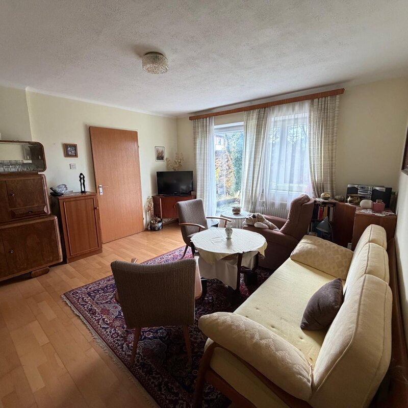 Helles Wohnzimmer mit klassischem Mobiliar – 2-Zimmer-Wohnung zur Kurzzeitmiete & Wohnen auf Zeit für 1 bis 6 Monate in Salzburg