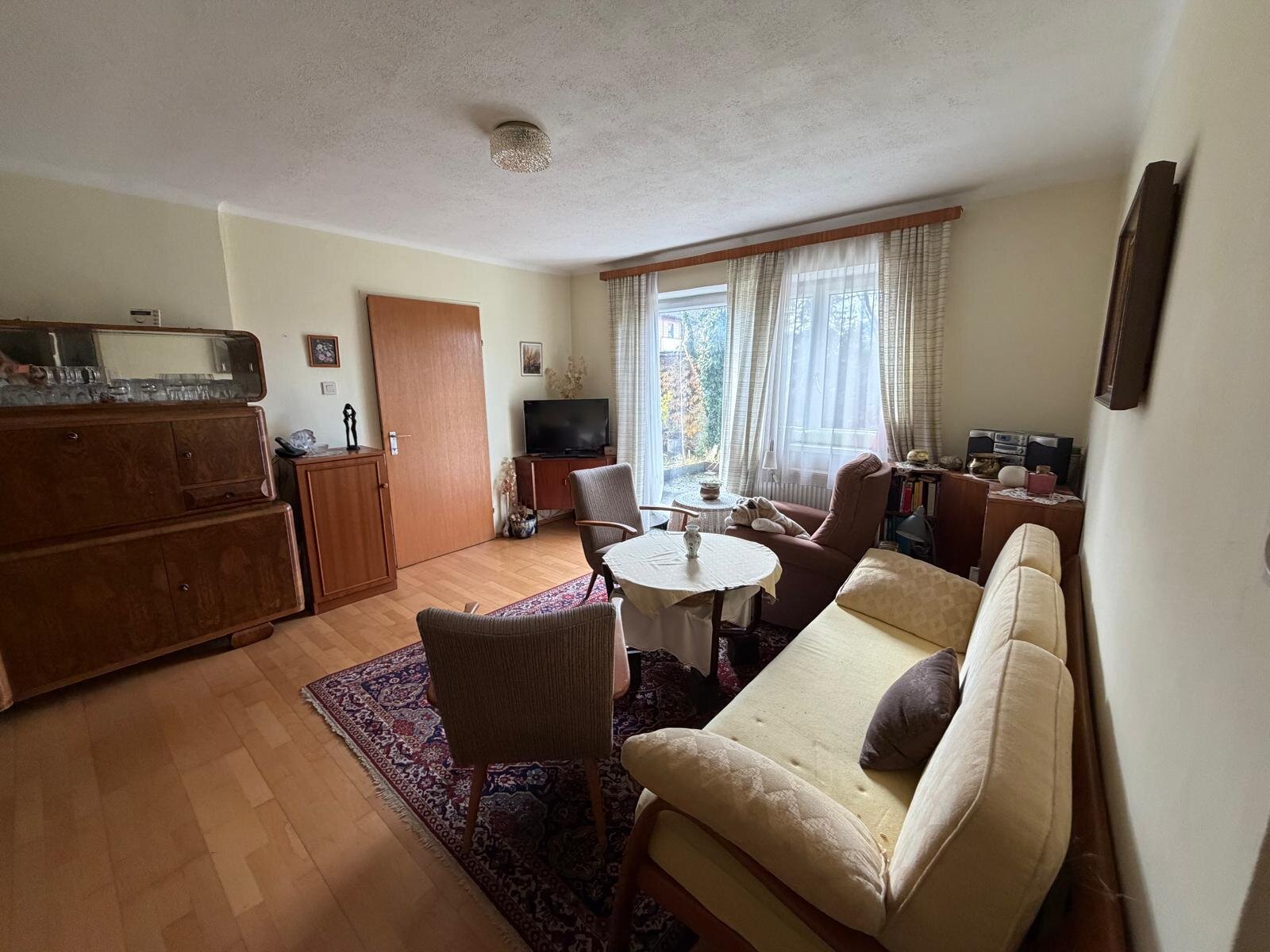 Helles Wohnzimmer mit klassischem Mobiliar – 2-Zimmer-Wohnung zur Kurzzeitmiete & Wohnen auf Zeit für 1 bis 6 Monate in Salzburg
