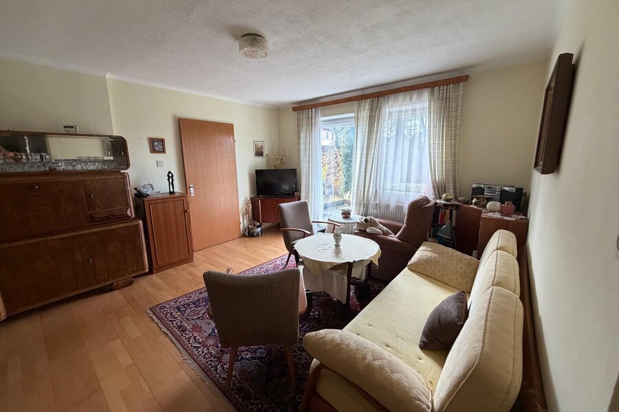 Helles Wohnzimmer mit klassischem Mobiliar – 2-Zimmer-Wohnung zur Kurzzeitmiete & Wohnen auf Zeit für 1 bis 6 Monate in Salzburg