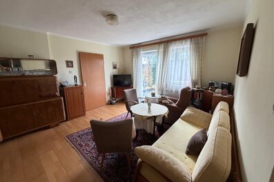 Helles Wohnzimmer mit klassischem Mobiliar – 2-Zimmer-Wohnung zur Kurzzeitmiete & Wohnen auf Zeit für 1 bis 6 Monate in Salzburg