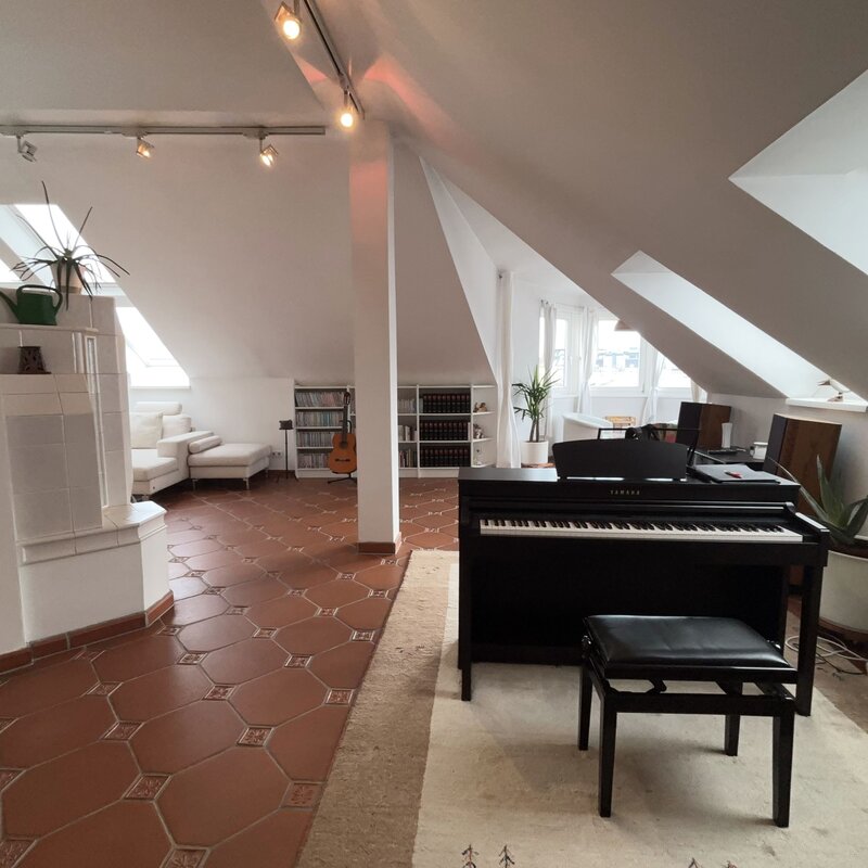 Lichtdurchflutetes Dachgeschoss mit Yamaha-Flügel – 3-Zimmer Penthouse, Kurzzeitmiete Wien, Wohnen auf Zeit für 1 bis 6 Monate