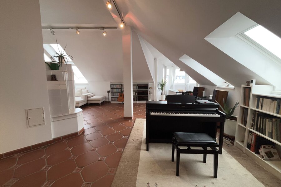 Lichtdurchflutetes Dachgeschoss mit Yamaha-Flügel – 3-Zimmer Penthouse, Kurzzeitmiete Wien, Wohnen auf Zeit für 1 bis 6 Monate