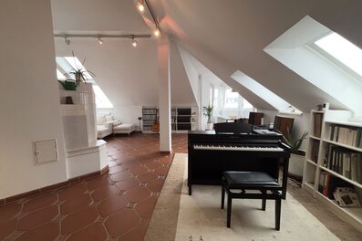 Lichtdurchflutetes Dachgeschoss mit Yamaha-Flügel – 3-Zimmer Penthouse, Kurzzeitmiete Wien, Wohnen auf Zeit für 1 bis 6 Monate