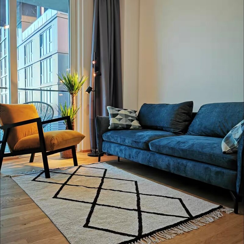 Helles Wohnzimmer mit Designmöbeln – 2-Zimmer-Wohnung zur Kurzzeitmiete & Wohnen auf Zeit für 1 bis 6 Monate in Wien | © Peter Pyka