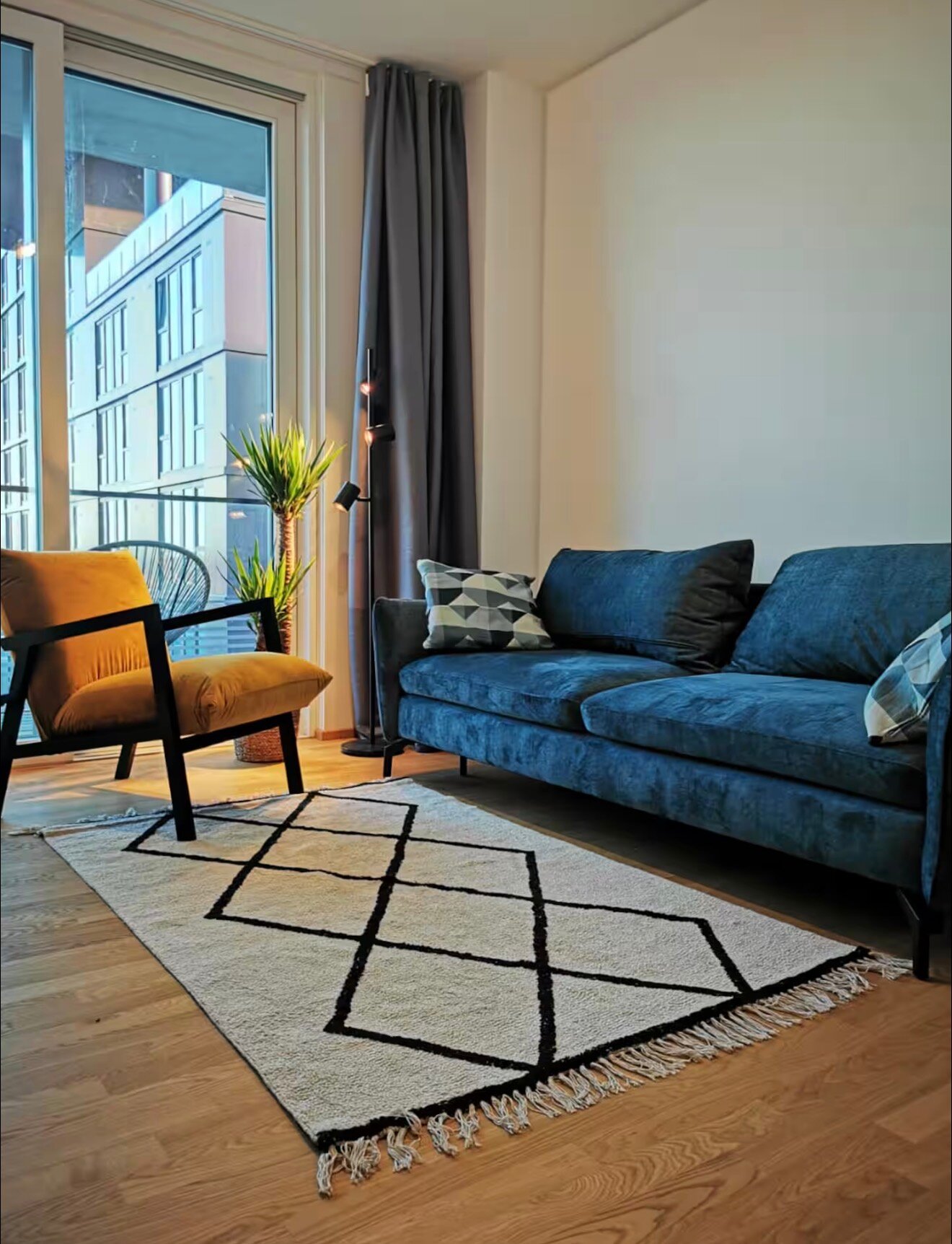 Helles Wohnzimmer mit Designmöbeln – 2-Zimmer-Wohnung zur Kurzzeitmiete & Wohnen auf Zeit für 1 bis 6 Monate in Wien | © Peter Pyka