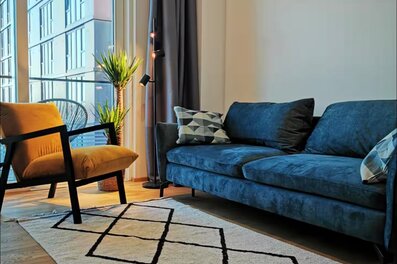 Helles Wohnzimmer mit Designmöbeln – 2-Zimmer-Wohnung zur Kurzzeitmiete & Wohnen auf Zeit für 1 bis 6 Monate in Wien | © Peter Pyka