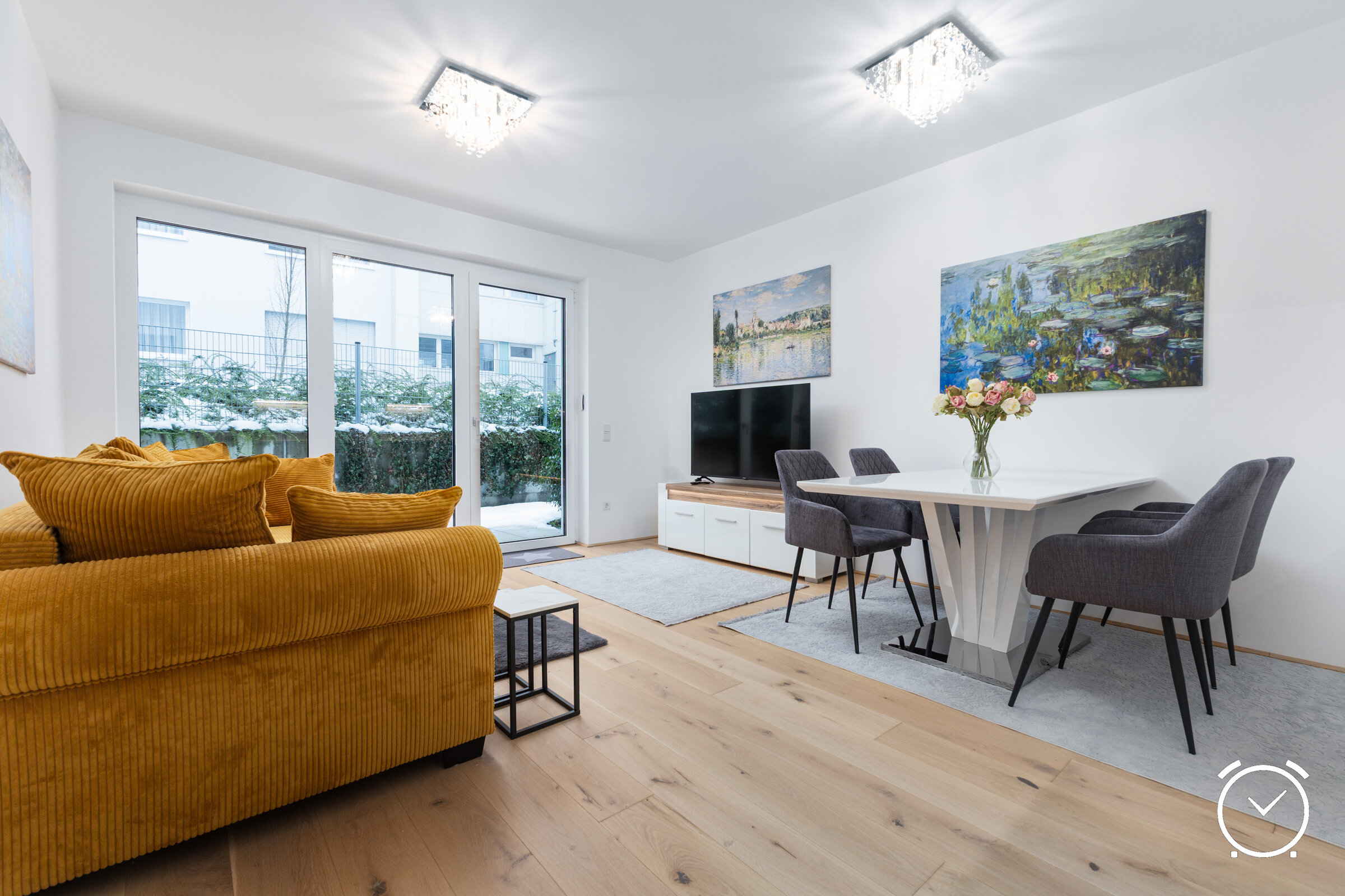Bright living area with dining table & sofa – 2-room apartment, short-term rental Linz, temporary housing 1 to 6 months