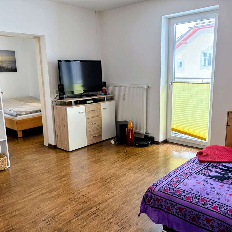 Wohnzimmer mit Zugang auf den Balkon | © JULIA KIEFHABER