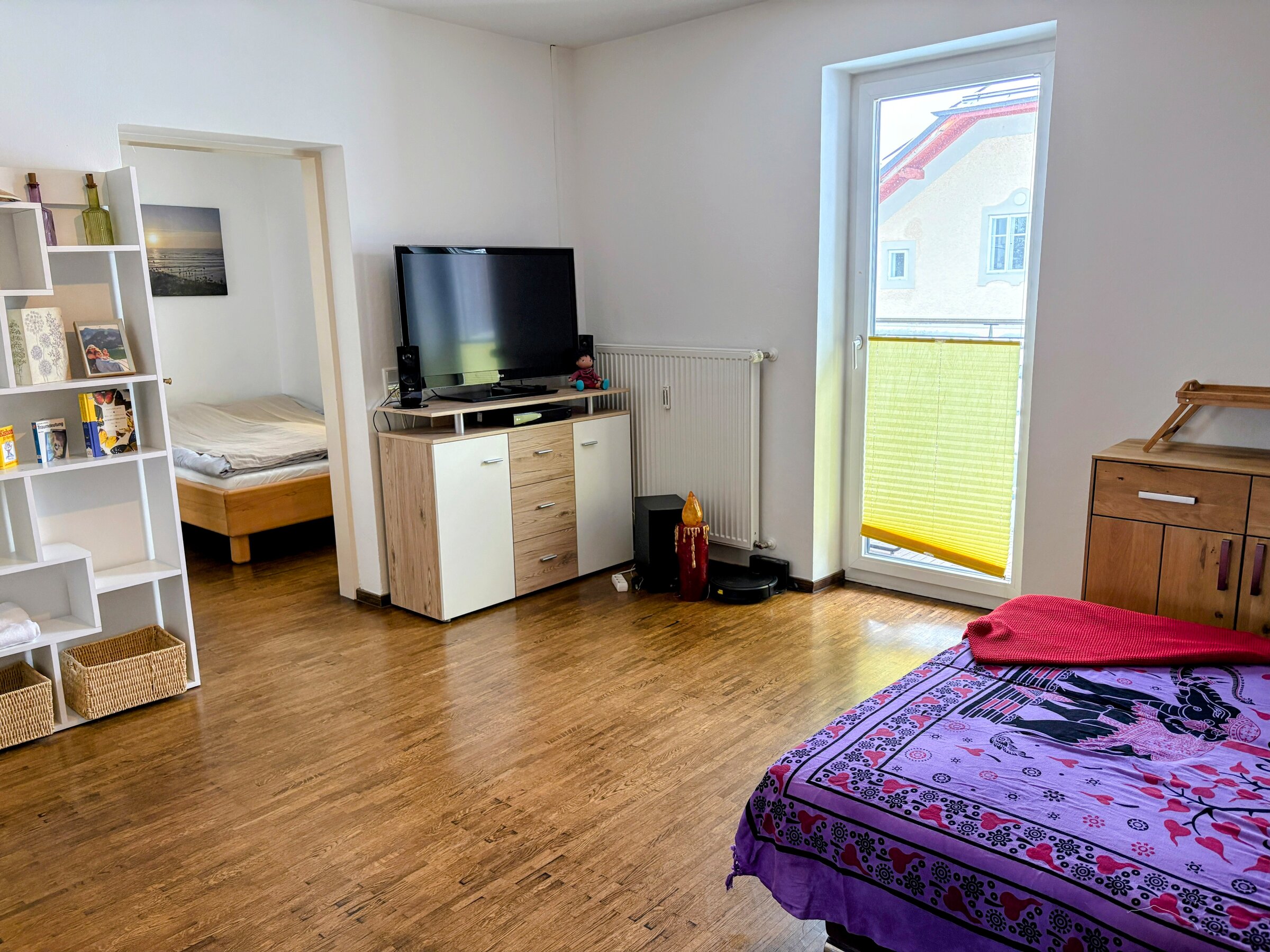 Wohnzimmer mit Zugang auf den Balkon | © JULIA KIEFHABER