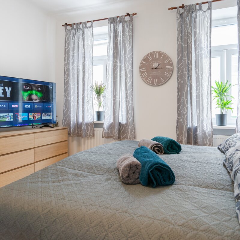 Bright bedroom with Smart TV & double bed – 1-room apartment, short-term rental Eggenburg, temporary housing for 1 to 6 months