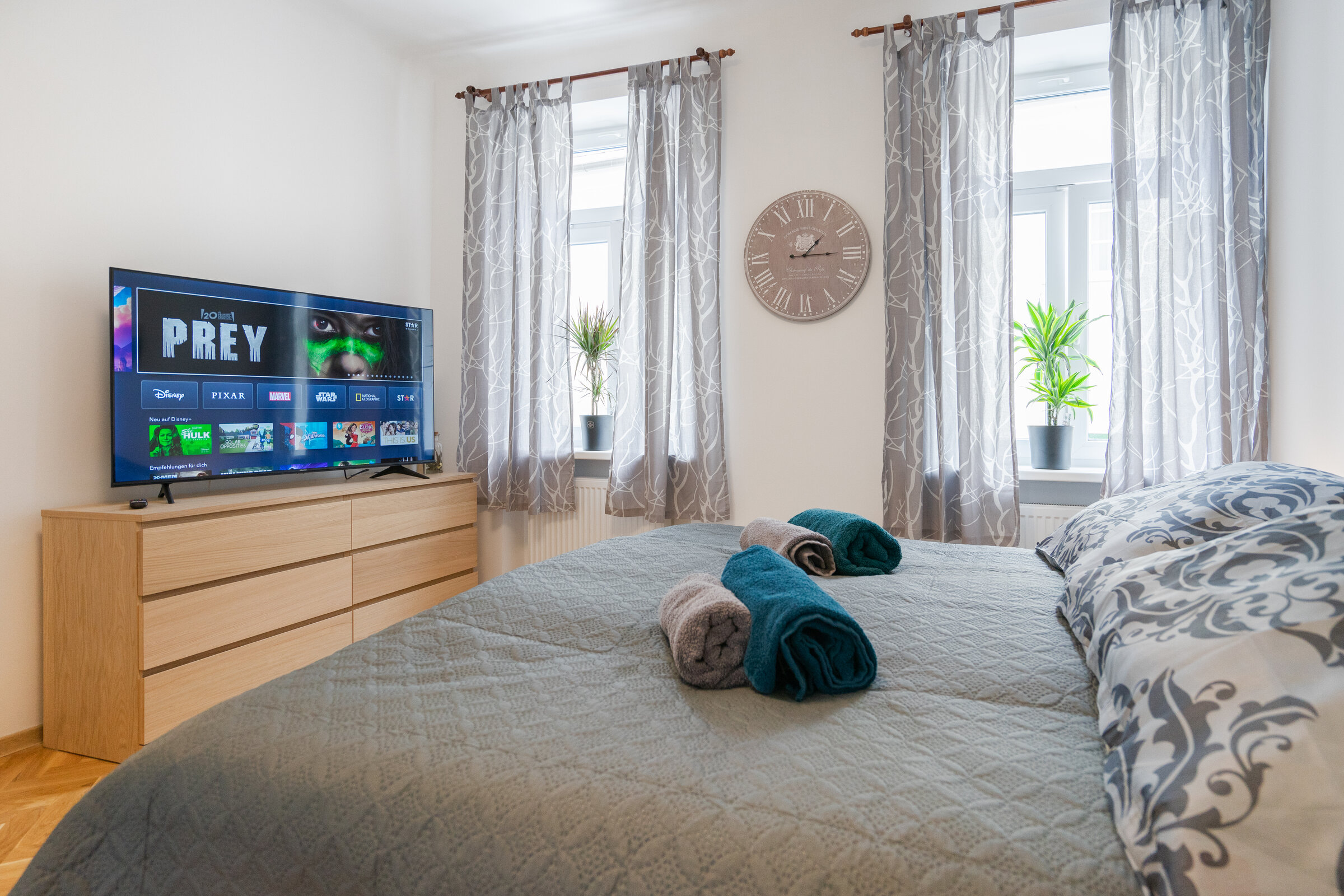 Bright bedroom with Smart TV & double bed – 1-room apartment, short-term rental Eggenburg, temporary housing for 1 to 6 months