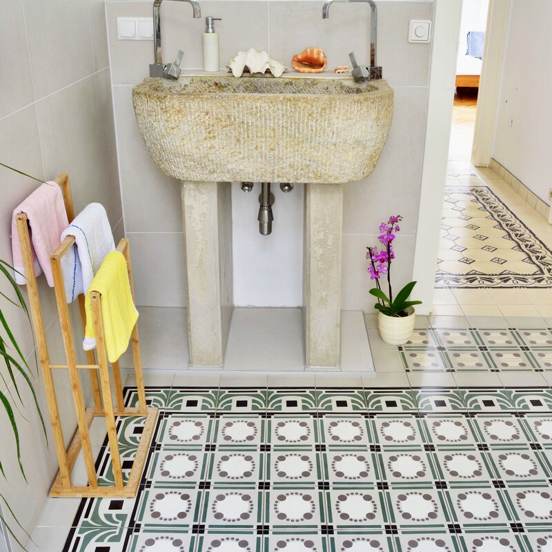 Art deco tiles + stone basin | © Paul Schneggenburger