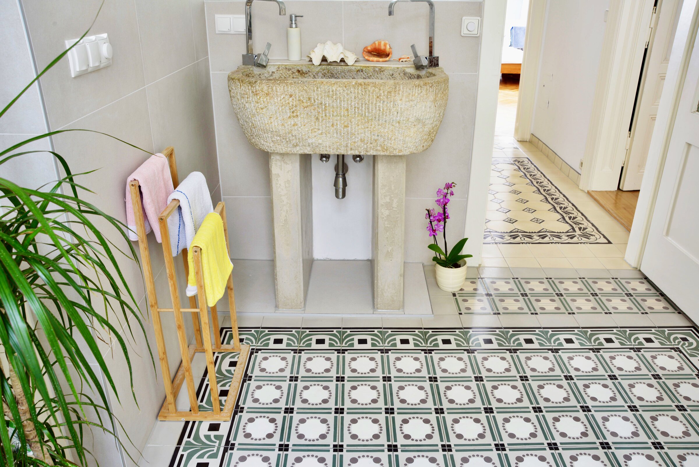 Art deco tiles + stone basin | © Paul Schneggenburger