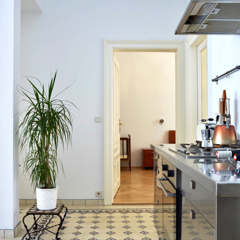 Open stainless steel kitchen | © Paul Schneggenburger