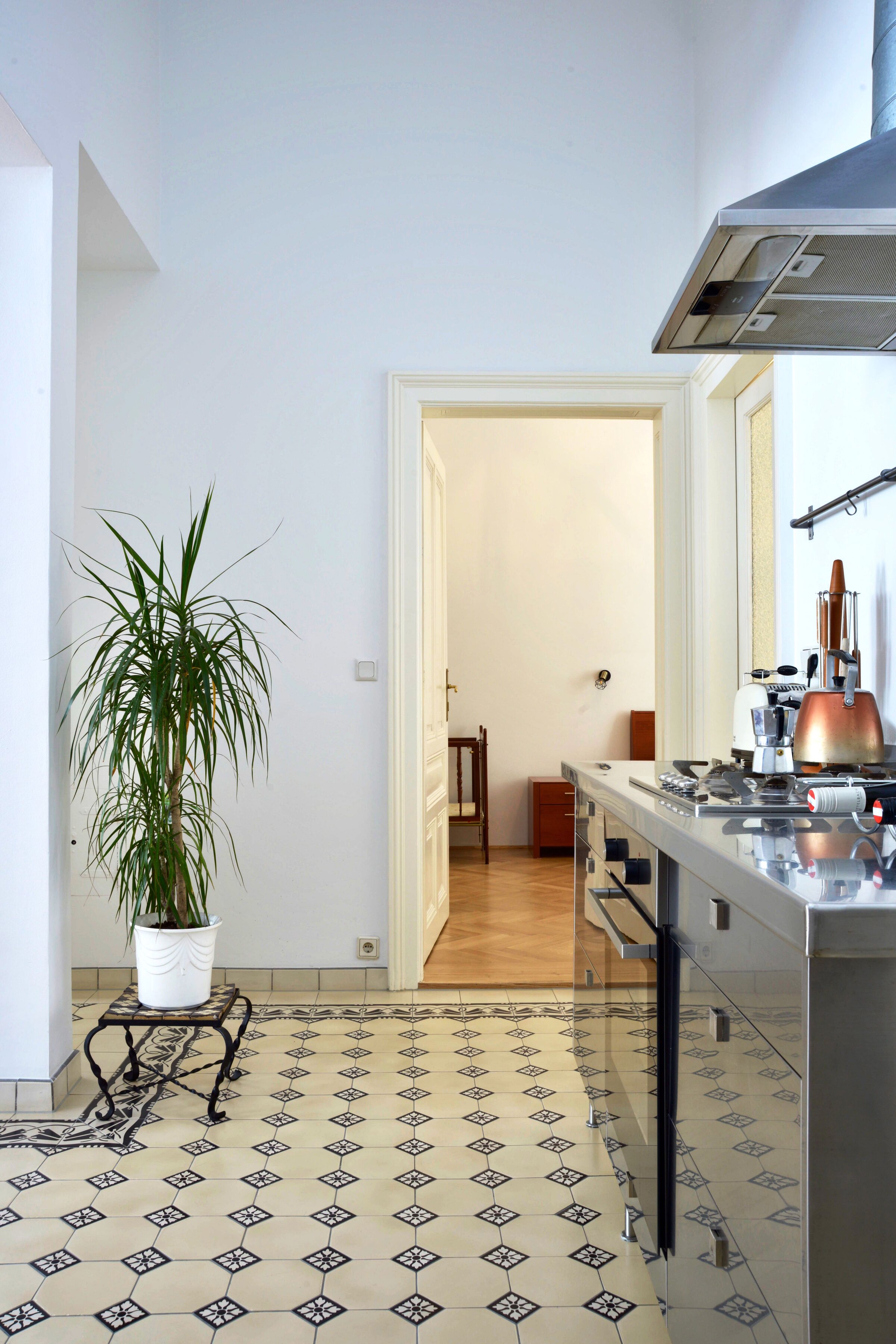 Open stainless steel kitchen | © Paul Schneggenburger
