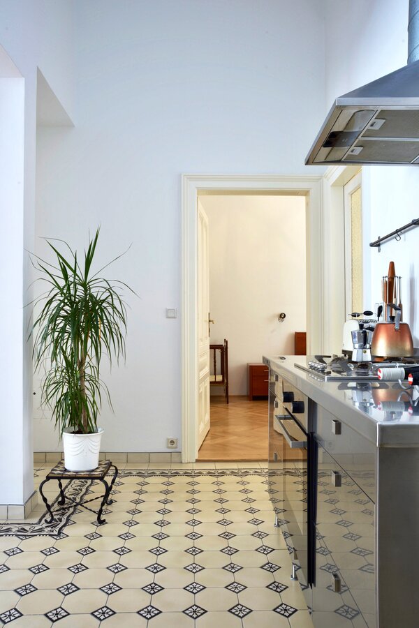 Open stainless steel kitchen | © Paul Schneggenburger