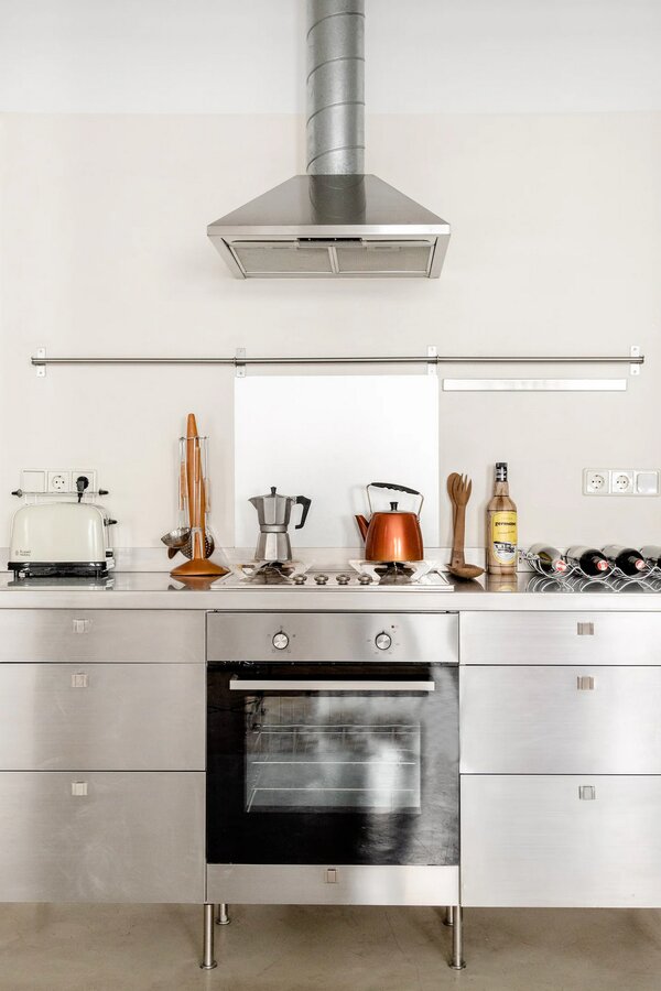 Open stainless steel kitchen | © Paul Schneggenburger