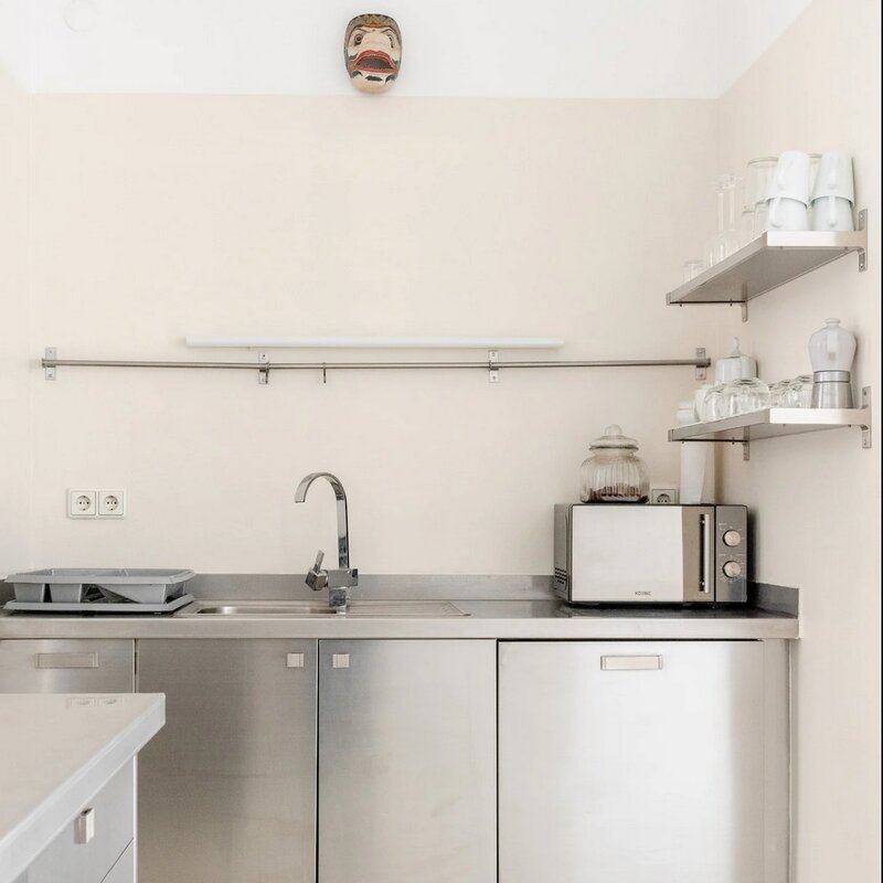 Open stainless steel kitchen | © Paul Schneggenburger