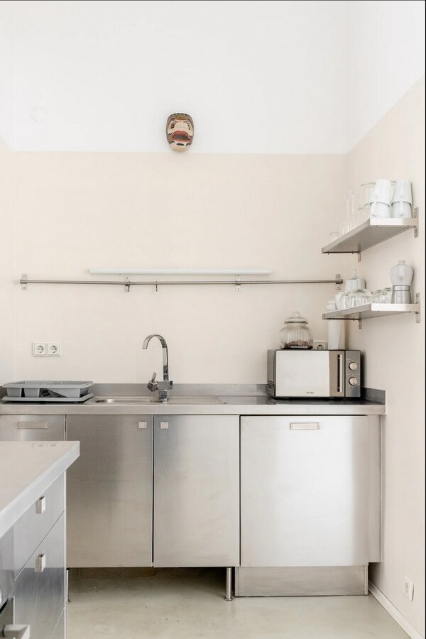 Open stainless steel kitchen | © Paul Schneggenburger