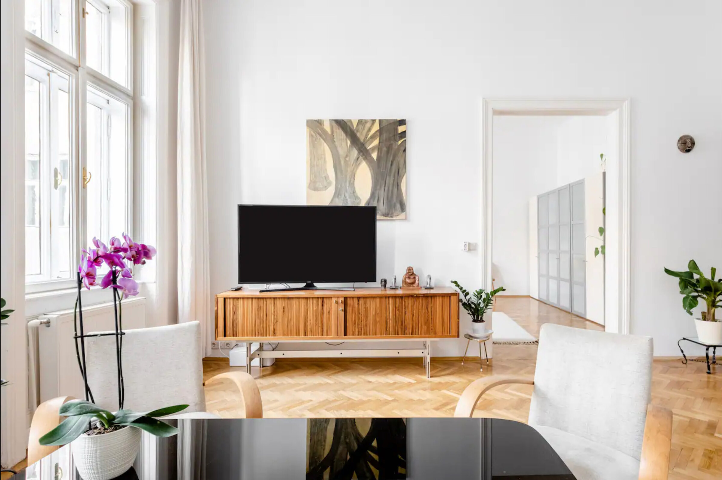 original parquet flooring, wing door, 12-foot high ceilings | © Paul Schneggenburger