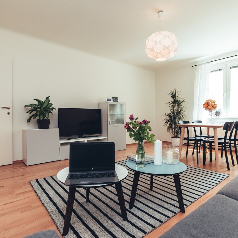 Heller Wohnbereich mit Esstisch & Couch – 2-Zimmer-Wohnung zur Kurzzeitmiete, Wohnen auf Zeit 1–6 Monate, Wien